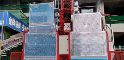 如何防止施工升降机冒顶？