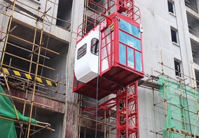 施工升降机分析物料提升机的安全防护装置